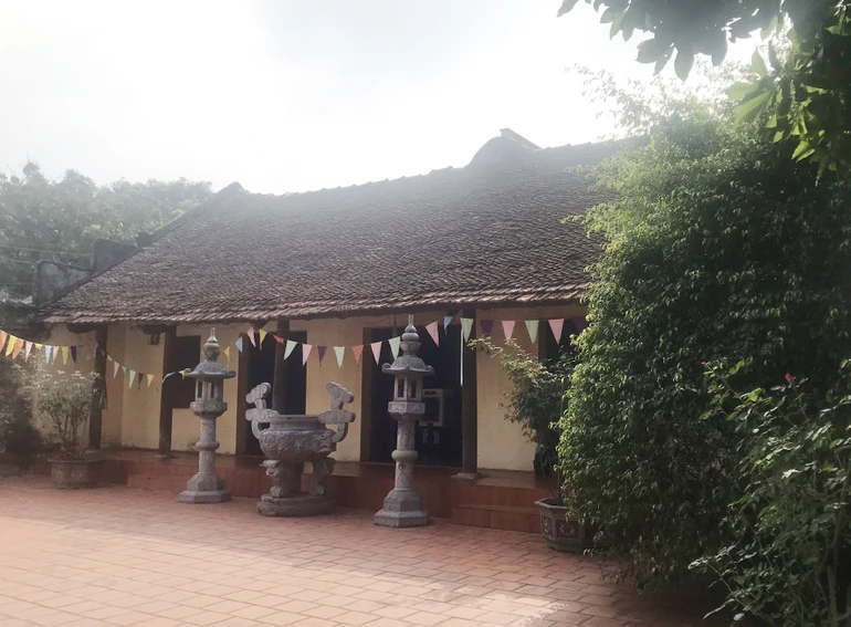 Chùa Linh Ứng thường gọi theo tên nơi dựng chùa là chùa Mai Trai, Sơn Tây, Hà Nội