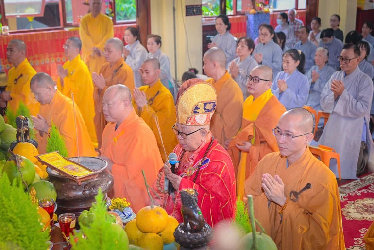 Trưởng lão Hòa thượng Thích Như Tín niêm hương khai đàn Dược Sư tại chùa Bửu Đà