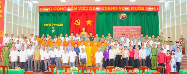 Công an tỉnh Vĩnh Long họp mặt chúc mừng Tết Chôl Chnăm Thmây 