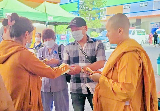 Tịnh xá Ngọc Phương trao quà đến gia đình bệnh nhi tại Bệnh viện Nhi Đồng 1 - TP.HCM