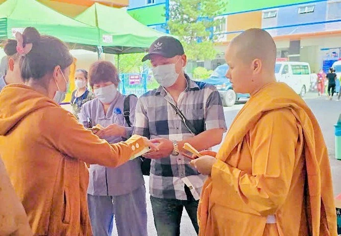 Tịnh xá Ngọc Phương trao quà đến gia đình bệnh nhi tại Bệnh viện Nhi Đồng 1 - TP.HCM