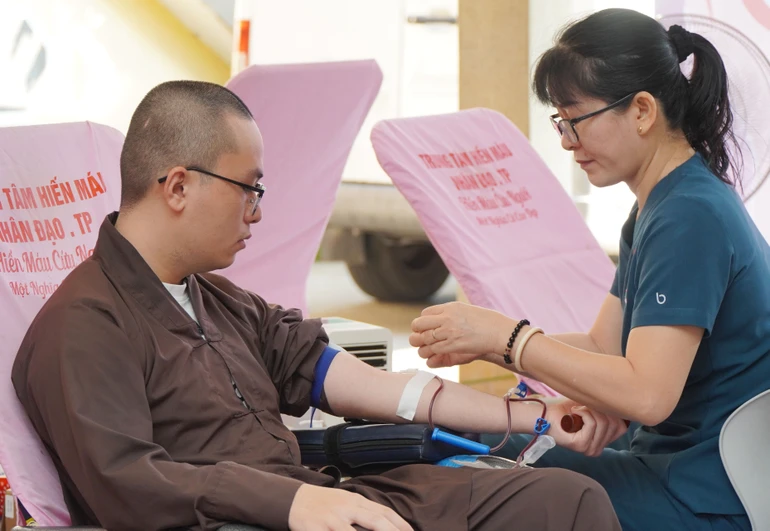 Chư Tăng chùa Vĩnh Nghiêm hiến máu nhân đạo