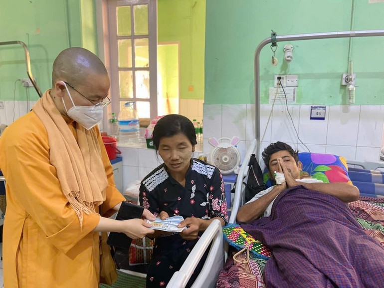 Đoàn hỗ trợ đến người dân Myanmar đang điều trị tại bệnh viện