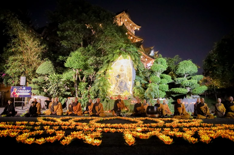 Thành tâm thiết lễ dâng nến hòa bình, cầu nguyện cho nạn nhân Myanmar bị ảnh hưởng qua thảm họa động đất
