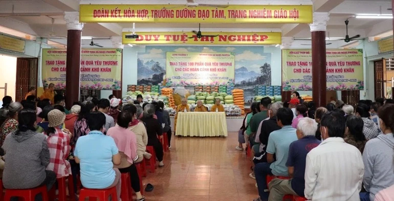 Tịnh xá Ngọc Phương tặng quà đến người dân khó khăn trên địa bàn Q.Gò Vấp (TP.HCM)