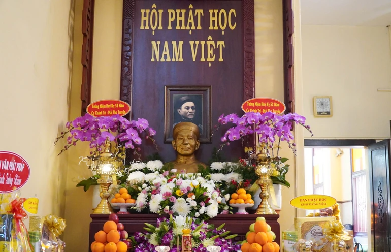 Di ảnh và tôn tượng Cư sĩ Chánh Trí tại Tổ đường chùa Phật Học Xá Lợi