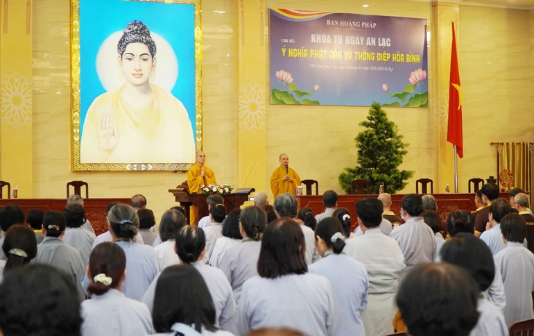 Hơn 500 Phật tử về Việt Nam Quốc Tự dự khóa tu Ngày an lạc