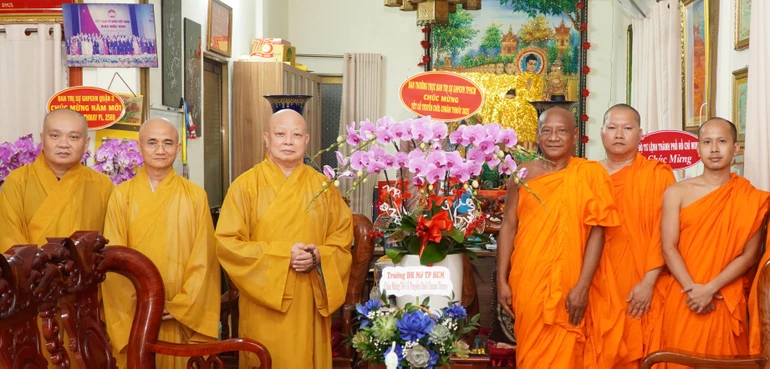 Ban Thường trực Ban Trị sự GHPGVN TP.HCM chúc mừng Tết cổ truyền Chôl Chnăm Thmây của đồng bào Khmer đến Hòa thượng Danh Lung, chư Tăng chùa Candaransi