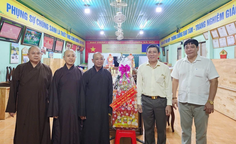 Đoàn Sở Dân tộc và Tôn giáo TP.HCM thăm, chúc mừng Phật đản Phật lịch 2569 tại chùa Pháp Thành, H.Củ Chi, TP.HCM