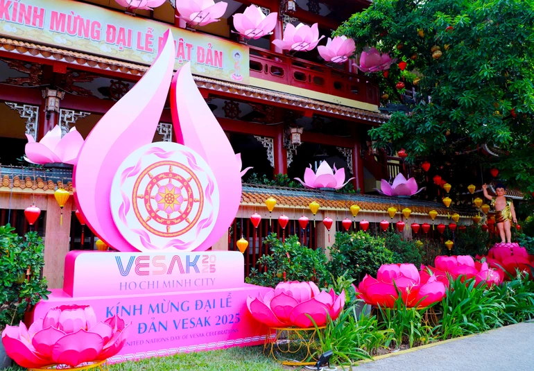 Hân hoan đón mừng Phật đản Phật lịch 2569 tại ngôi chùa bên bờ kênh Nhiêu Lộc (Q.3, TP.HCM) - Ảnh: Trung Thắng/BGN