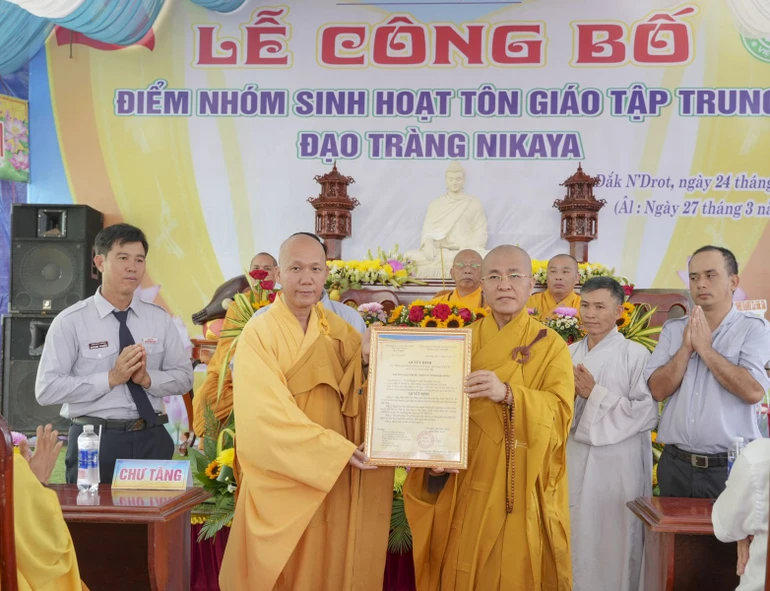 Thượng tọa Thích Quảng Hiền trao quyết định thành lập điểm sinh hoạt tôn giáo tập trung Đạo tràng Nikaya