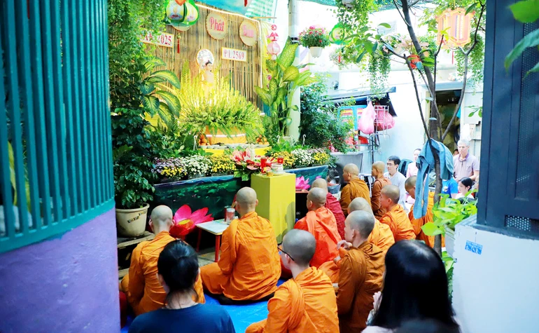 Lễ đài tư gia Phật tử tại hẻm 113 đường Trần Văn Đang, TP.HCM