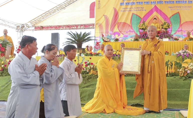 Thượng tọa Thích Quảng Hiền, Trưởng ban Trị sự GHPGVN tỉnh Đắk Nông trao quyết định bổ nhiệm trụ trì chùa Phước Bảo đến Đại đức Thích Nhuận Ân 