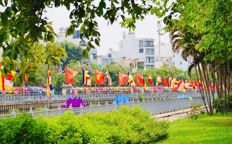 Cờ, hoa, pano được thiết trí hai bên bờ kênh Nhiêu Lộc - Thị Nghè 