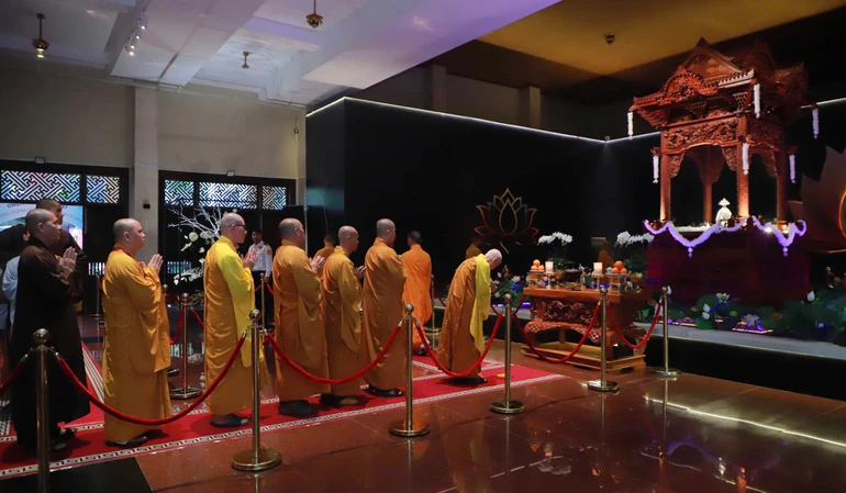 Thành kính đảnh lễ xá-lợi Đức Thế Tôn - Ảnh: Trung Thắng