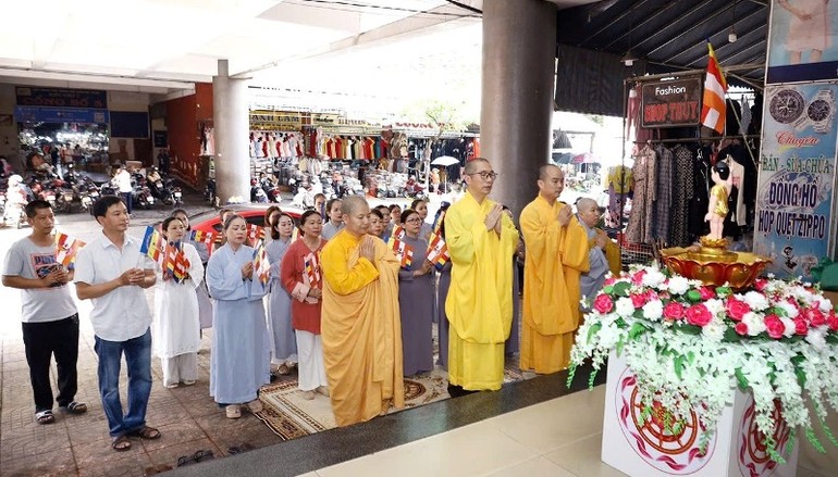 Ban Trị sự GHPGVN TP.Buôn Ma Thuột thiết trí tôn tượng Phật đản sanh tại các điểm công cộng trên địa bàn TP.Buôn Ma Thuột