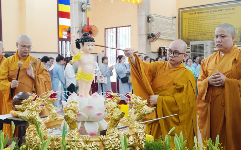 Lễ Tắm Phật tại chùa Phật Học Xá Lợi