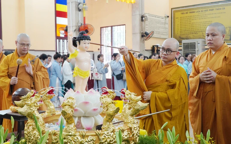 Lễ Tắm Phật tại chùa Phật Học Xá Lợi