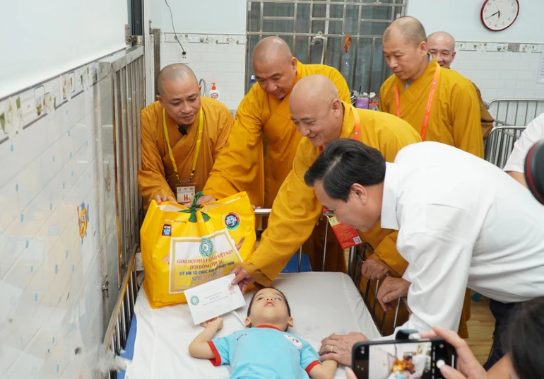 Hòa thượng Thích Huệ Thông, cùng chư tôn đức và ông Đào Ngọc Dung, Bộ trưởng Bộ Dân tộc và Tôn giáo thăm hỏi, tặng quà đến các em khuyết tật