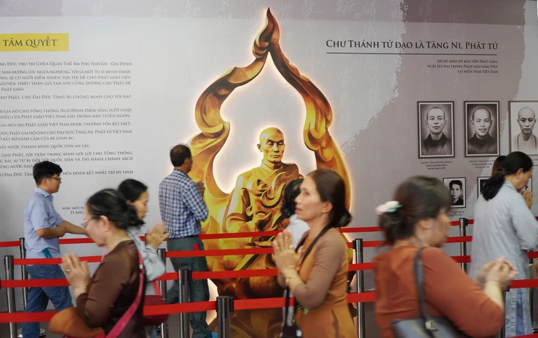 Dòng người xếp hàng vào đảnh lễ xá-lợi Bồ-tát Thích Quảng Đức được tôn trí tại Việt Nam Quốc Tự (Q.10, TP.HCM)