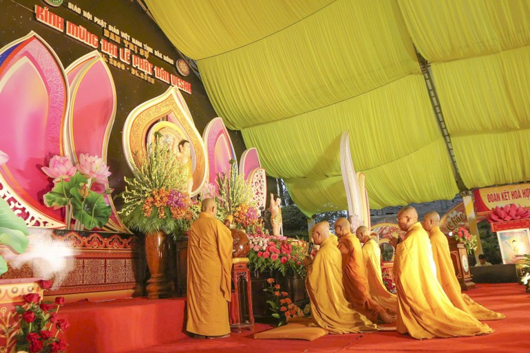 Lễ đài chính kính mừng Phật đản của Phật giáo tỉnh Đắk Nông được thiết trí tại Văn phòng Ban Trị sự - chùa Pháp Hoa (TP.Gia Nghĩa)