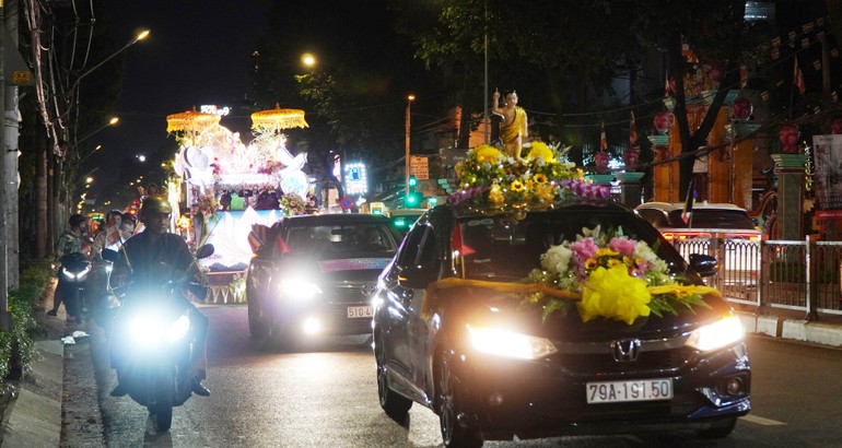 Đoàn xe hoa diễu hành quanh các tuyến đường trên địa bàn Q.Gò Vấp (TP.HCM) kình mừng Phật đản Phật lịch 2569
