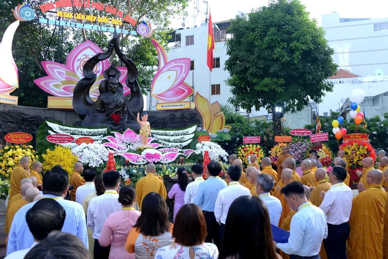 Ban Trị sự GHPGVN Q.3 trang nghiêm Kính mừng Đại lễ Phật đản Phật lịch 2569 tại Công viên tượng đài Bồ-tát Thích Quảng Đức - Ảnh: Bảo Toàn/BGN