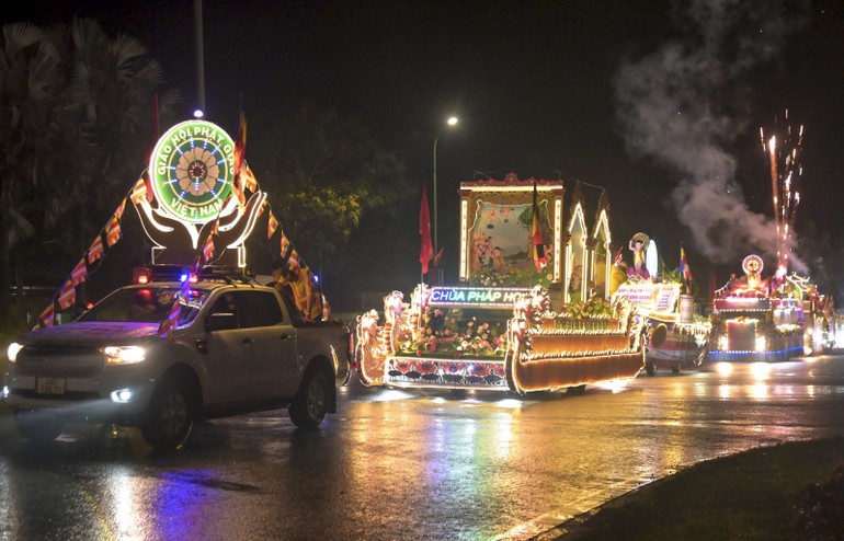 Đoàn xe hoa diễu hành trên các trục lộ chính của TP.Gia Nghĩa, Đắk Nông