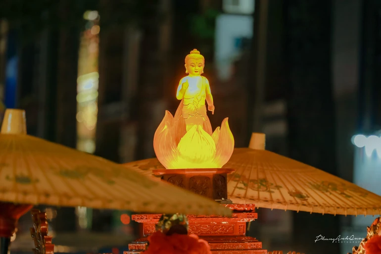 Ánh đạo vàng lan tỏa mười phương