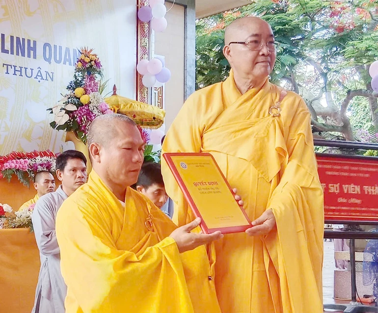 Hòa thượng Thích Minh Nhật trao quyết định bổ nhiệm trụ trì chùa Linh Quang đến Thượng tọa Thích Bổn Quốc