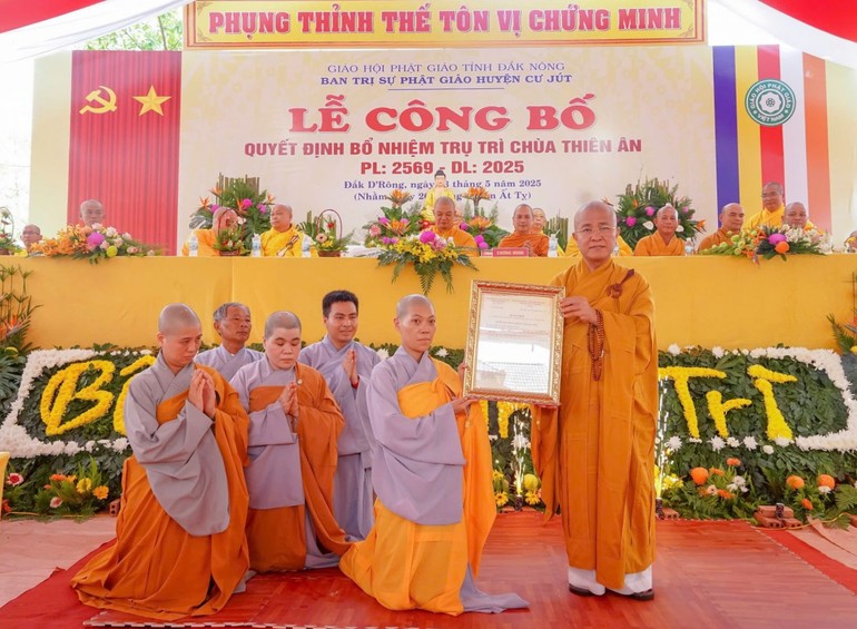 Thượng tọa Thích Quảng Hiền trao quyết định bổ nhiệm trụ trì chùa Thiên Ân đến Sư cô Thích nữ Tịnh Viễn