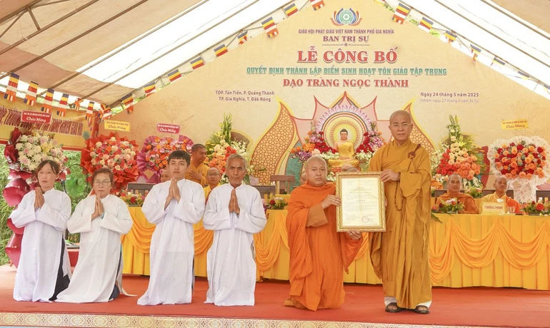Thượng tọa Thích Quảng Hiền trao quyết định thành lập điểm sinh hoạt tôn giáo tập trung đạo tràng Ngọc Thành đến Đại đức Thích Giác Minh Phát