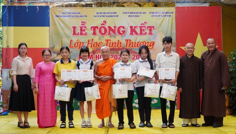 Trao khen thưởng đến các em học sinh trong Lễ tổng kết lớp học tình thương chùa Kỳ Quang II