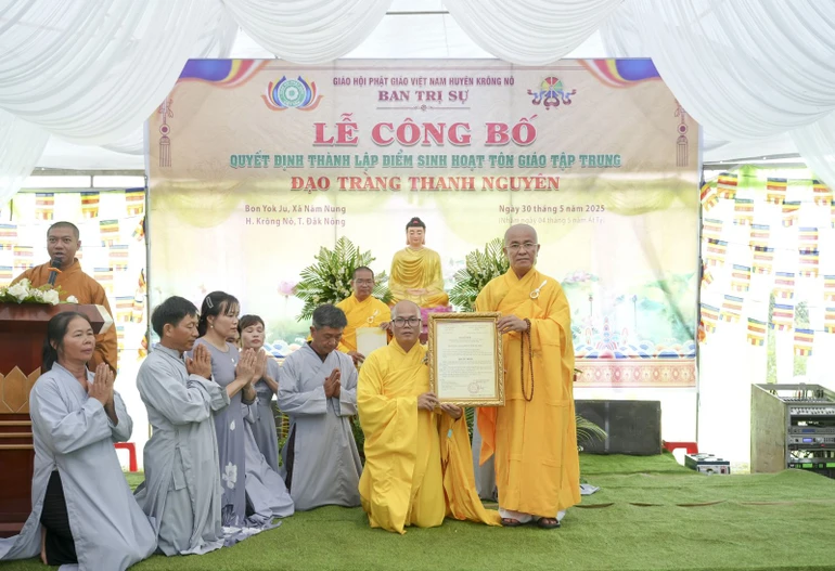Thượng tọa Thích Quảng Hiền trao quyết định thành lập điểm sinh hoạt tôn giáo tập trung Thanh Nguyên