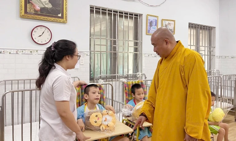 Thượng tọa Thích Phước Nguyên thăm hỏi, tặng quà đến các em khuyết tật