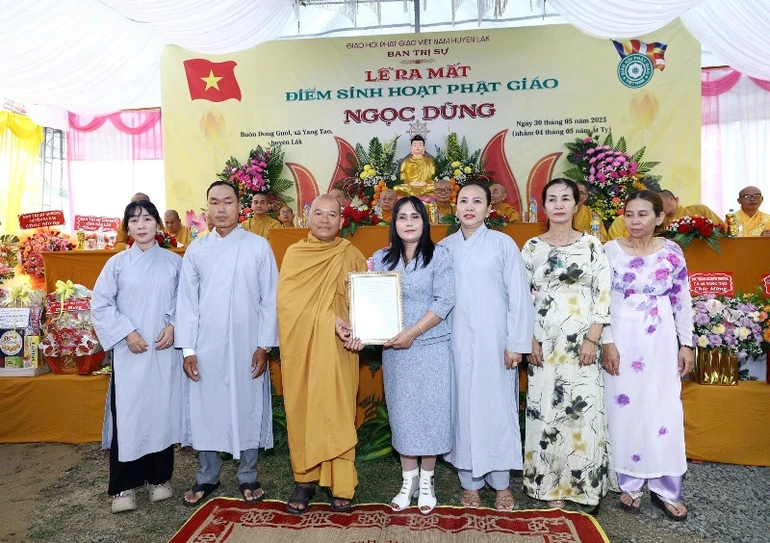 Đại diện chính quyền trao quyết định công nhận điểm sinh hoạt Phật giáo Ngọc Dũng tại H.Lắk, tỉnh Đắk Lắk