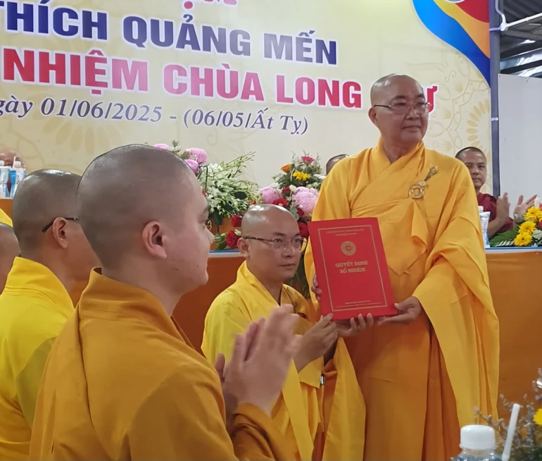 Hòa thượng Thích Minh Nhật trao quyết định bổ nhiệm trụ trì đến Đại đức Thích Quảng Mến 