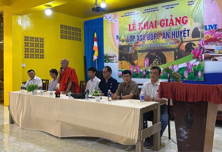 Hòa thượng Thích Thiện Chiếu, trụ trì chùa Kỳ Quang 2 phát biểu tại Lễ khai giảng lớp học 