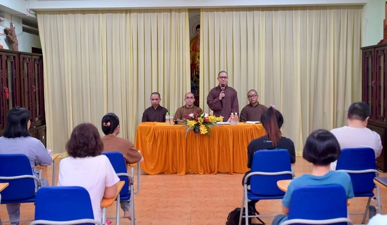 Lễ khai giảng lớp học diễn ra tối 1-6-2025 - Ảnh: BĐ