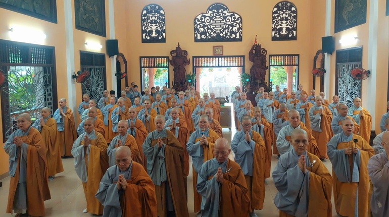 Chư Ni niêm hương bạch Phật, đảnh lễ Tam bảo - Ảnh: CVP