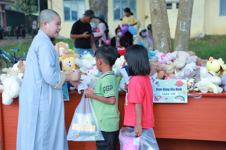 "Cùng em đến trường – đồng hành yêu thương”