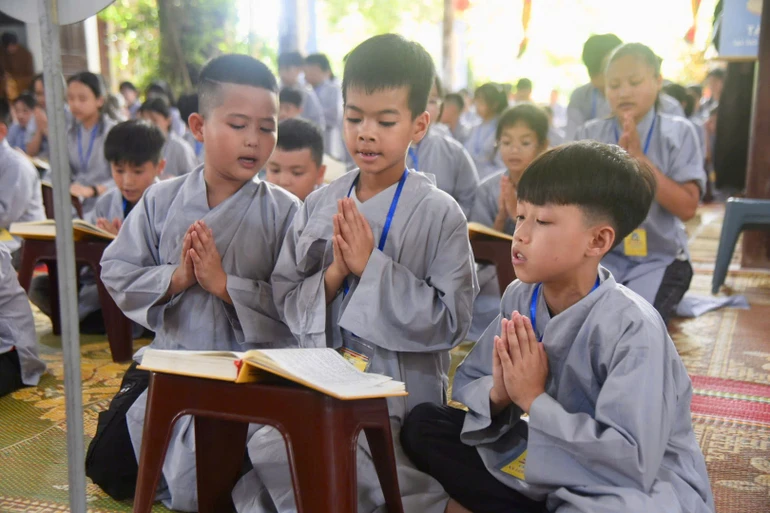 Các em nhỏ tụng kinh tại khóa tu chùa Linh Quang