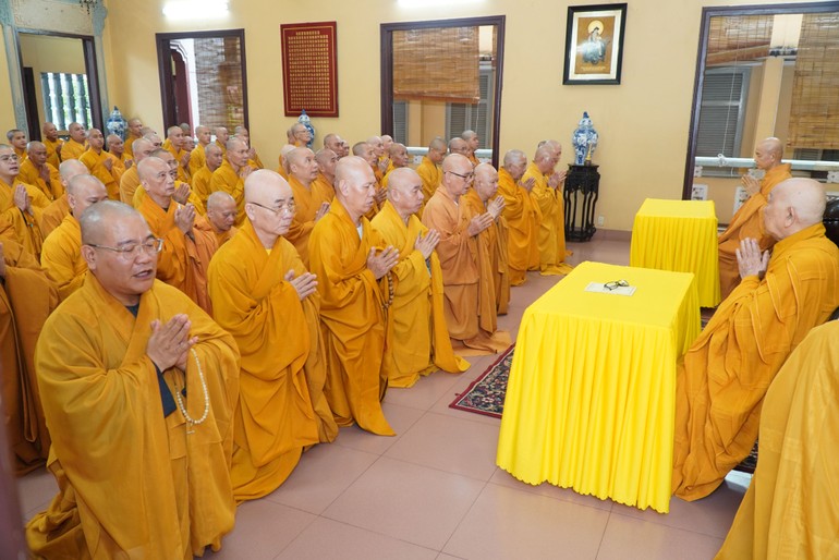 Chư Tăng Q.10 tác pháp đại chúng thọ an cư