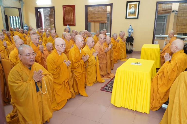 Chư Tăng Q.10 tác pháp đại chúng thọ an cư