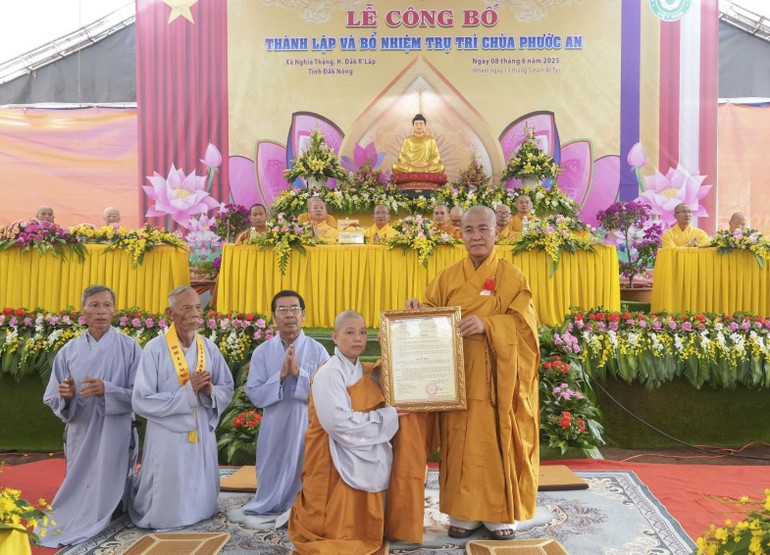 Thượng tọa Thích Quảng Hiền, Trưởng ban Trị sự GHPGVN tỉnh trao quyết định bổ nhiệm trụ trì chùa Phước An đến Sư cô Thích nữ Đức Huệ