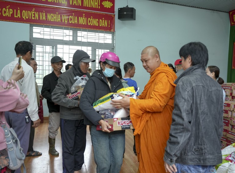 Đại đức Thích Giác Minh Phát, Phó ban Thông tin - Truyền thông Phật giáo tỉnh Đắk Nông, đại diện chư Tăng tịnh xá Ngọc Đạt trao quà đến bà con 