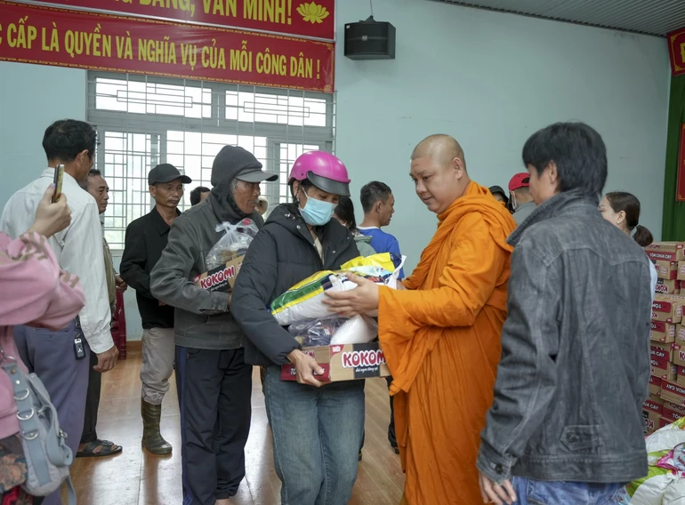 Đại đức Thích Giác Minh Phát, Phó ban Thông tin - Truyền thông Phật giáo tỉnh Đắk Nông, đại diện chư Tăng tịnh xá Ngọc Đạt trao quà đến bà con 