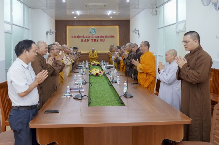 Quang cảnh buổi họp