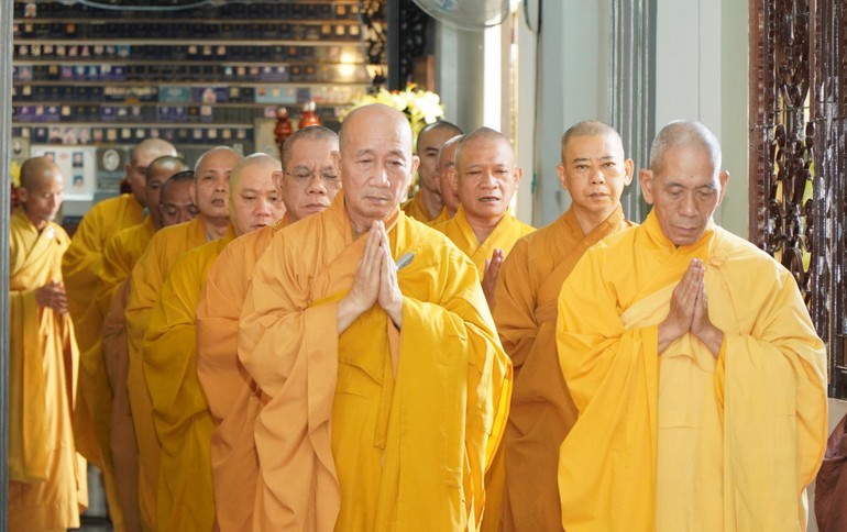 Chư hành giả tại trường hạ chùa Huỳnh Kim kinh hành trong thời khóa Tuần huân tu tập trung nhân mùa An cư kiết hạ Phật lịch 2569