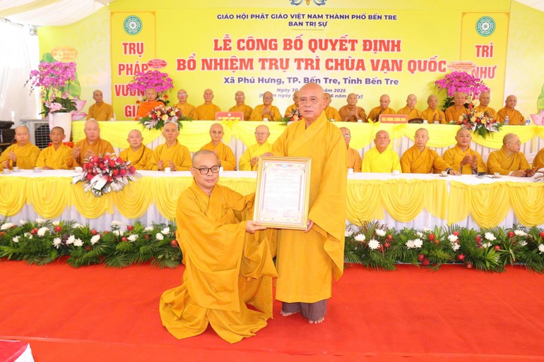 Đại đức Thích Thiện Châu nhận quyết định bổ nhiệm trụ trì chùa Vạn Quốc 